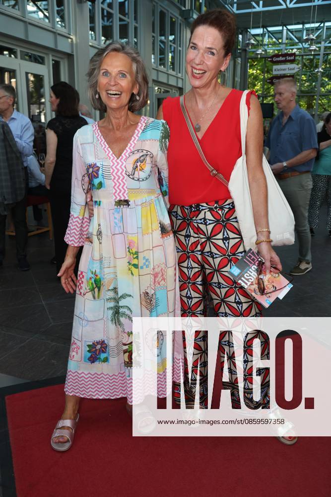 Katja Wolff und Franziska Becker bei der Premiere der Komödie Höchste Zeit, Komödie Winterhuder Fährhaus. In der Musicalkomödie mit Hits der 70er bis 90er Jahre geht es um vier Frauen in den Wechseljahren, die sich kurz vor einer Hochzeit mit den großen Fragen rund um Liebe, Ehe und den perfekten Partner auseinandersetzen, Hamburg 19.6.2026