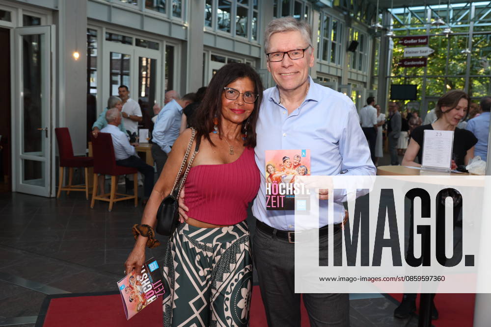 Neide Püllen und Thorsten Laussch bei der Premiere der Komödie Höchste Zeit, Komödie Winterhuder Fährhaus. In der Musicalkomödie mit Hits der 70er bis 90er Jahre geht es um vier Frauen in den Wechseljahren, die sich kurz vor einer Hochzeit mit den großen Fragen rund um Liebe, Ehe und den perfekten Partner auseinandersetzen, Hamburg 19.6.2026