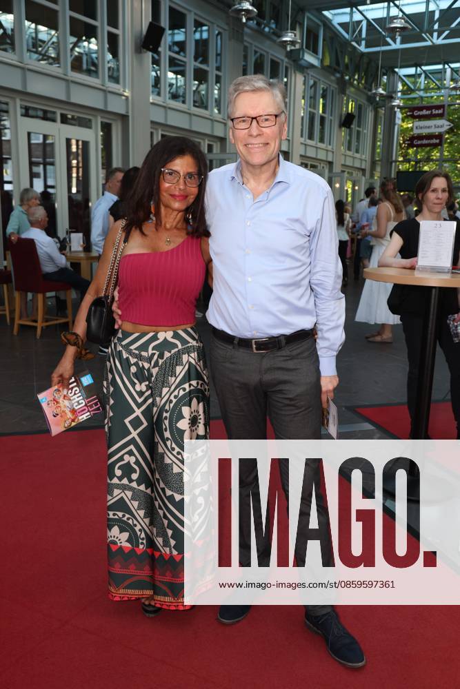Bianca Karsten und Sven Vogt bei der Premiere der Komödie Höchste Zeit, Komödie Winterhuder Fährhaus. In der Musicalkomödie mit Hits der 70er bis 90er Jahre geht es um vier Frauen in den Wechseljahren, die sich kurz vor einer Hochzeit mit den großen Fragen rund um Liebe, Ehe und den perfekten Partner auseinandersetzen, Hamburg 19.6.2026