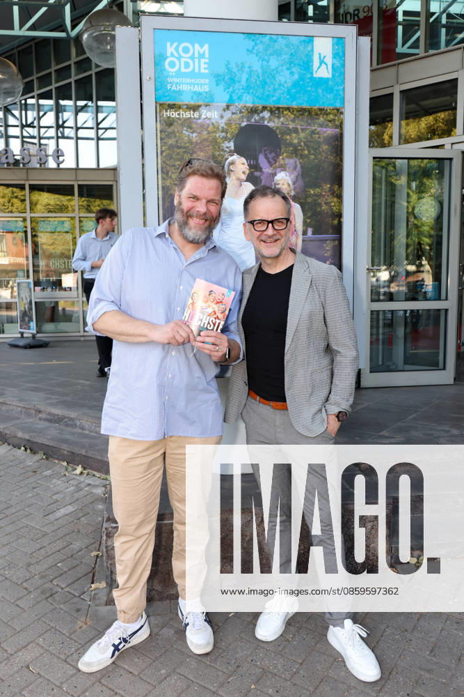 Schauspieler Tetje Mierendorf und Theaterleiter Dieter Powitz bei der Premiere der Komödie Höchste Zeit, Komödie Winterhuder Fährhaus. In der Musicalkomödie mit Hits der 70er bis 90er Jahre geht es um vier Frauen in den Wechseljahren, die sich kurz vor einer Hochzeit mit den großen Fragen rund um Liebe, Ehe und den perfekten Partner auseinandersetzen, Hamburg 19.6.2026