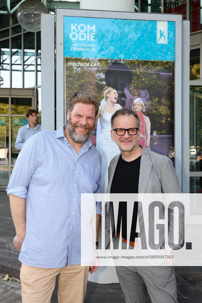 Schauspieler Tetje Mierendorf und Theaterleiter Dieter Powitz bei der Premiere der Komödie Höchste Zeit, Komödie Winterhuder Fährhaus. In der Musicalkomödie mit Hits der 70er bis 90er Jahre geht es um vier Frauen in den Wechseljahren, die sich kurz vor einer Hochzeit mit den großen Fragen rund um Liebe, Ehe und den perfekten Partner auseinandersetzen, Hamburg 19.6.2026