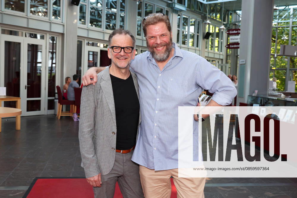 Schauspieler Tetje Mierendorf und Theaterleiter Dieter Powitz bei der Premiere der Komödie Höchste Zeit, Komödie Winterhuder Fährhaus. In der Musicalkomödie mit Hits der 70er bis 90er Jahre geht es um vier Frauen in den Wechseljahren, die sich kurz vor einer Hochzeit mit den großen Fragen rund um Liebe, Ehe und den perfekten Partner auseinandersetzen, Hamburg 19.6.2026