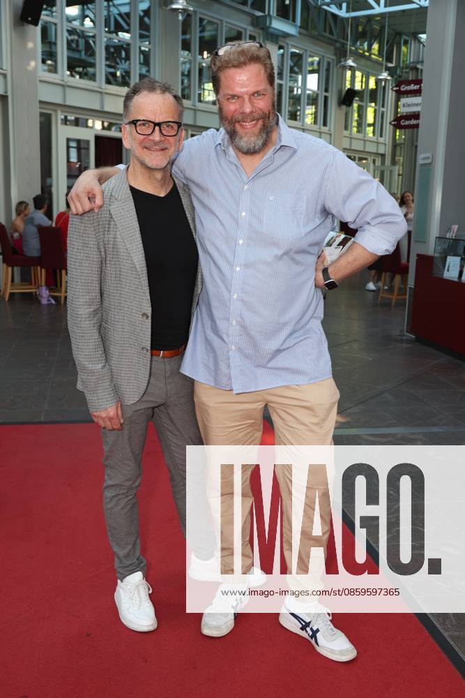 Schauspieler Tetje Mierendorf und Theaterleiter Dieter Powitz bei der Premiere der Komödie Höchste Zeit, Komödie Winterhuder Fährhaus. In der Musicalkomödie mit Hits der 70er bis 90er Jahre geht es um vier Frauen in den Wechseljahren, die sich kurz vor einer Hochzeit mit den großen Fragen rund um Liebe, Ehe und den perfekten Partner auseinandersetzen, Hamburg 19.6.2026