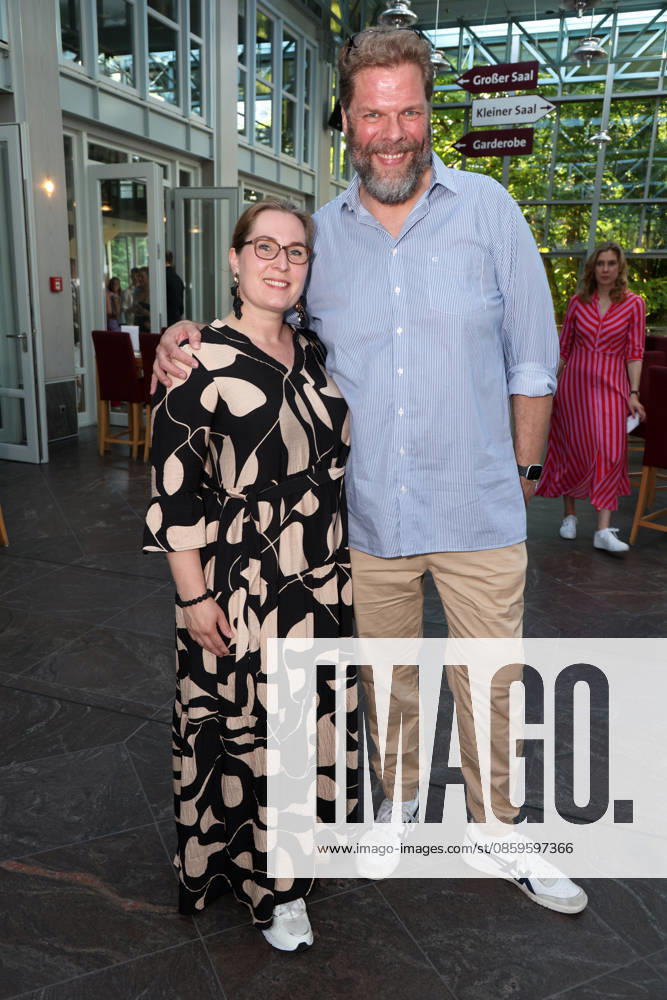 Schauspieler Tetje Mierendorf mit Ehefrau Cornelia bei der Premiere der Komödie Höchste Zeit, Komödie Winterhuder Fährhaus. In der Musicalkomödie mit Hits der 70er bis 90er Jahre geht es um vier Frauen in den Wechseljahren, die sich kurz vor einer Hochzeit mit den großen Fragen rund um Liebe, Ehe und den perfekten Partner auseinandersetzen, Hamburg 19.6.2026