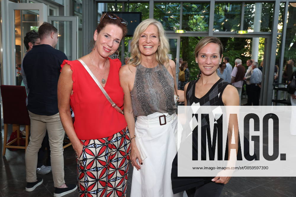 Franziska Becker, Bianca Karsten und Ilka Groenewold bei der Premiere der Komödie Höchste Zeit, Komödie Winterhuder Fährhaus. In der Musicalkomödie mit Hits der 70er bis 90er Jahre geht es um vier Frauen in den Wechseljahren, die sich kurz vor einer Hochzeit mit den großen Fragen rund um Liebe, Ehe und den perfekten Partner auseinandersetzen, Hamburg 19.6.2026