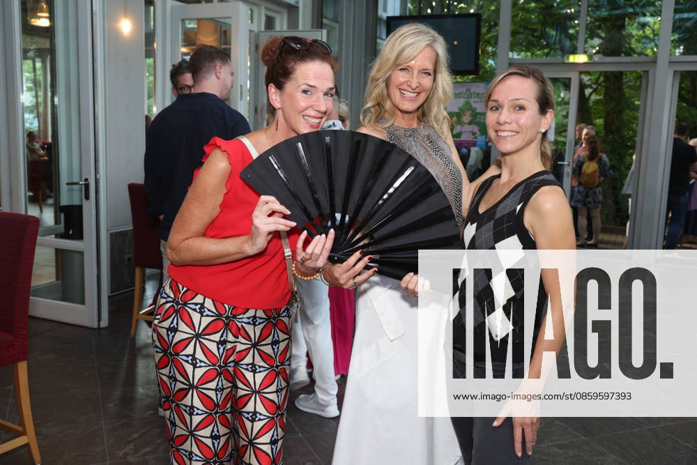 Franziska Becker, Bianca Karsten und Ilka Groenewold bei der Premiere der Komödie Höchste Zeit, Komödie Winterhuder Fährhaus. In der Musicalkomödie mit Hits der 70er bis 90er Jahre geht es um vier Frauen in den Wechseljahren, die sich kurz vor einer Hochzeit mit den großen Fragen rund um Liebe, Ehe und den perfekten Partner auseinandersetzen, Hamburg 19.6.2026