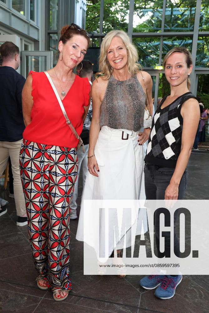 Franziska Becker, Bianca Karsten und Ilka Groenewold bei der Premiere der Komödie Höchste Zeit, Komödie Winterhuder Fährhaus. In der Musicalkomödie mit Hits der 70er bis 90er Jahre geht es um vier Frauen in den Wechseljahren, die sich kurz vor einer Hochzeit mit den großen Fragen rund um Liebe, Ehe und den perfekten Partner auseinandersetzen, Hamburg 19.6.2026