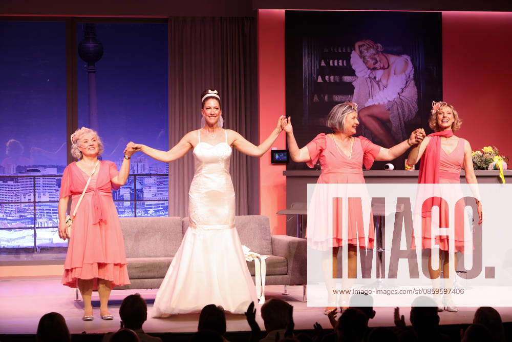 Eva Brunner, Charlotte Heinke, Heike Jonca und Nini Stadlmann auf der Bühne bei der Premiere der Komödie Höchste Zeit, Komödie Winterhuder Fährhaus. In der Musicalkomödie mit Hits der 70er bis 90er Jahre geht es um vier Frauen in den Wechseljahren, die sich kurz vor einer Hochzeit mit den großen Fragen rund um Liebe, Ehe und den perfekten Partner auseinandersetzen, Hamburg 19.6.2026