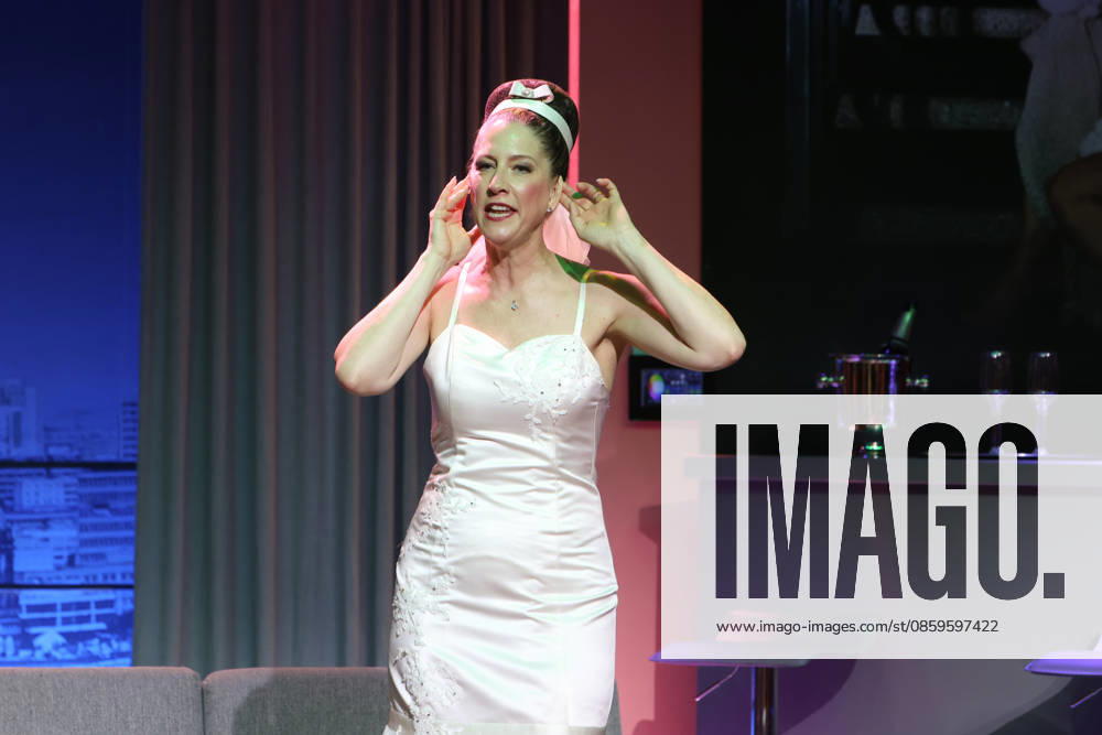 Charlotte Heinke auf der Bühne bei der Premiere der Komödie Höchste Zeit, Komödie Winterhuder Fährhaus. In der Musicalkomödie mit Hits der 70er bis 90er Jahre geht es um vier Frauen in den Wechseljahren, die sich kurz vor einer Hochzeit mit den großen Fragen rund um Liebe, Ehe und den perfekten Partner auseinandersetzen, Hamburg 19.6.2026