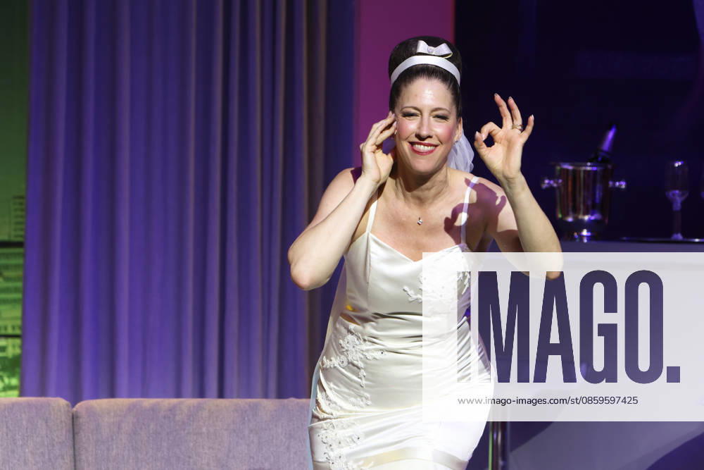Charlotte Heinke auf der Bühne bei der Premiere der Komödie Höchste Zeit, Komödie Winterhuder Fährhaus. In der Musicalkomödie mit Hits der 70er bis 90er Jahre geht es um vier Frauen in den Wechseljahren, die sich kurz vor einer Hochzeit mit den großen Fragen rund um Liebe, Ehe und den perfekten Partner auseinandersetzen, Hamburg 19.6.2026