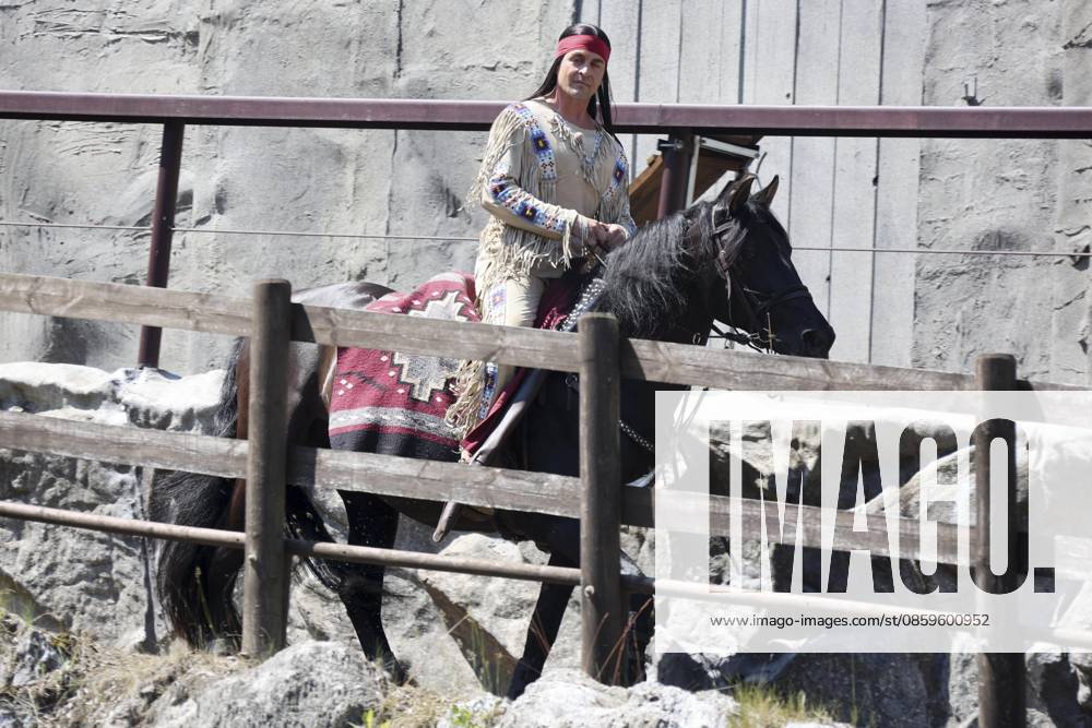ABB KARLMAY- Alexander Klaws Winnetou Reiten Schauspieler in Maske und Kostuem am Freitag 19.06.2026 bei der Generalprobe zum Stueck Im Tal des Todes bei den Karl-May-Spielen 2026 im Indian Village am Kalkberg Die Premiere findet am 27. Juni in der Freilichtbuehne am Kalkberg in Bad Segeberg statt Schleswig-Holstein Deutschland