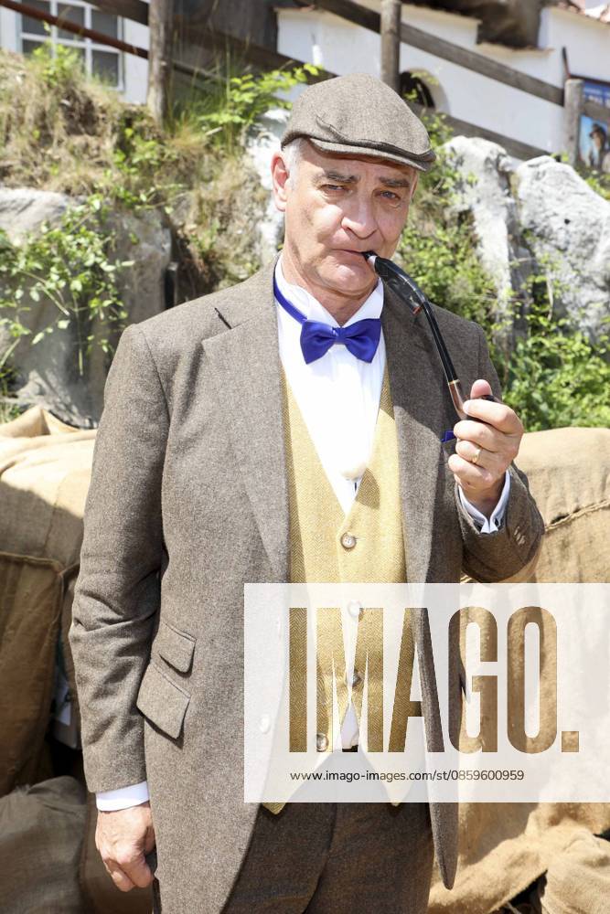 ABB KARLMAY- Heinrich Schafmeister als Sir John Raffley die Schauspieler in Maske und Kostuem am Freitag 19.06.2026 bei der Generalprobe zum Stueck Im Tal des Todes bei den Karl-May-Spielen 2026 im Indian Village am Kalkberg Die Premiere findet am 27. Juni in der Freilichtbuehne am Kalkberg in Bad Segeberg statt Schleswig-Holstein Deutschland