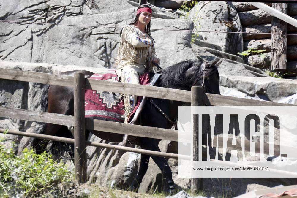 ABB KARLMAY- Alexander Klaws Winnetou Reiten Schauspieler in Maske und Kostuem am Freitag 19.06.2026 bei der Generalprobe zum Stueck Im Tal des Todes bei den Karl-May-Spielen 2026 im Indian Village am Kalkberg Die Premiere findet am 27. Juni in der Freilichtbuehne am Kalkberg in Bad Segeberg statt Schleswig-Holstein Deutschland