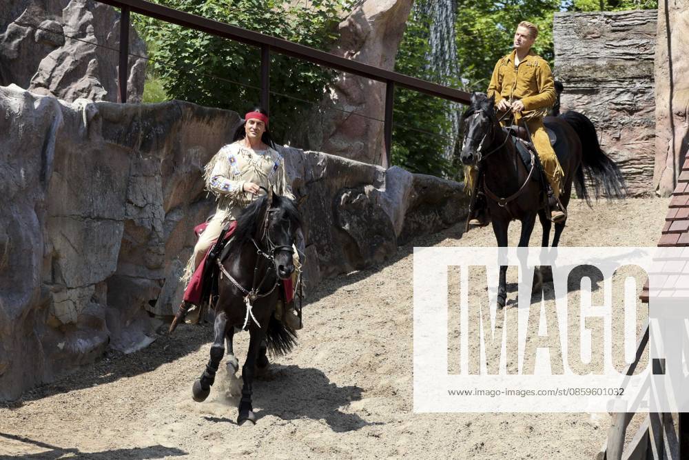 ABB KARLMAY- Bastian Semm Old Shatterhand Alexander Klaws Winnetou Reiten die Schauspieler in Maske und Kostuem am Freitag 19.06.2026 bei der Generalprobe zum Stueck Im Tal des Todes bei den Karl-May-Spielen 2026 im Indian Village am Kalkberg Die Premiere findet am 27. Juni in der Freilichtbuehne am Kalkberg in Bad Segeberg statt Schleswig-Holstein Deutschland