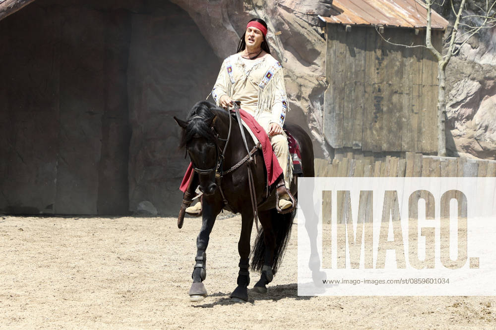 ABB KARLMAY- Alexander Klaws Winnetou Reiten Schauspieler in Maske und Kostuem am Freitag 19.06.2026 bei der Generalprobe zum Stueck Im Tal des Todes bei den Karl-May-Spielen 2026 im Indian Village am Kalkberg Die Premiere findet am 27. Juni in der Freilichtbuehne am Kalkberg in Bad Segeberg statt Schleswig-Holstein Deutschland