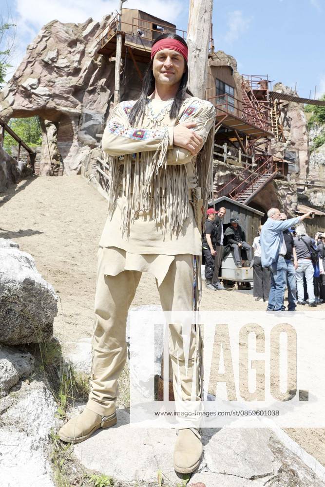 ABB KARLMAY- Alexander Klaws Winnetou Schauspieler in Maske und Kostuem am Freitag 19.06.2026 bei der Generalprobe zum Stueck Im Tal des Todes bei den Karl-May-Spielen 2026 im Indian Village am Kalkberg Die Premiere findet am 27. Juni in der Freilichtbuehne am Kalkberg in Bad Segeberg statt Schleswig-Holstein Deutschland