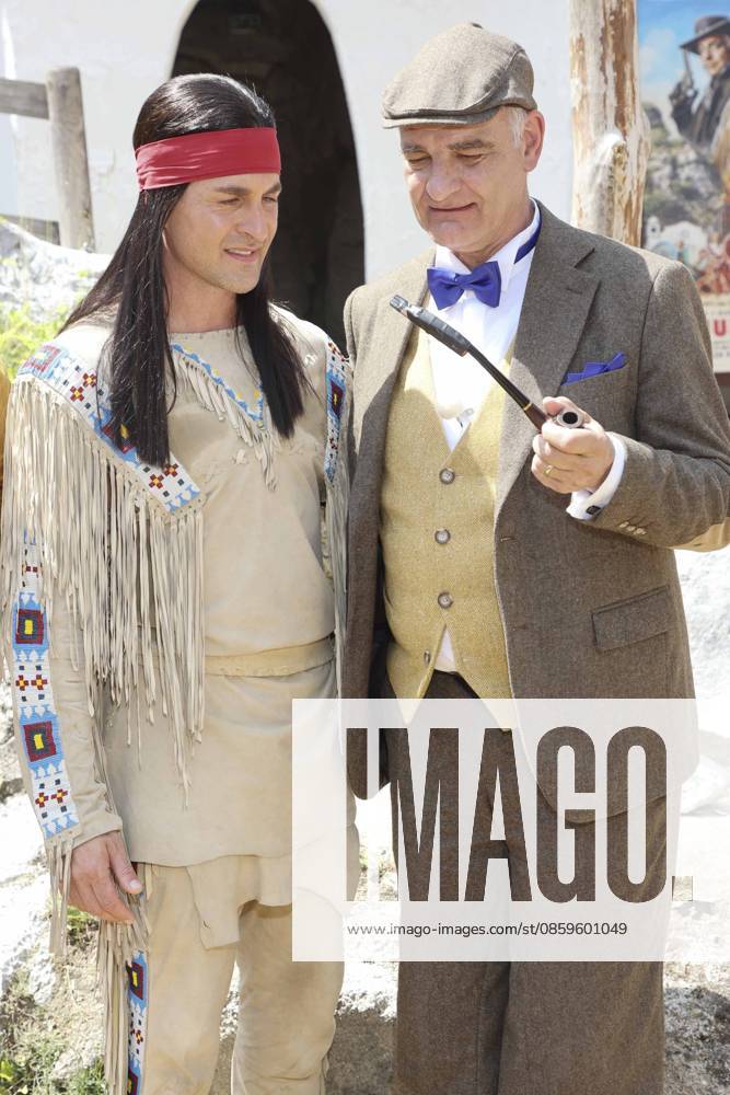 ABB KARLMAY- Alexander Klaws Winnetou Heinrich Schafmeister als Sir John Raffley die Schauspieler in Maske und Kostuem am Freitag 19.06.2026 bei der Generalprobe zum Stueck Im Tal des Todes bei den Karl-May-Spielen 2026 im Indian Village am Kalkberg Die Premiere findet am 27. Juni in der Freilichtbuehne am Kalkberg in Bad Segeberg statt Schleswig-Holstein Deutschland