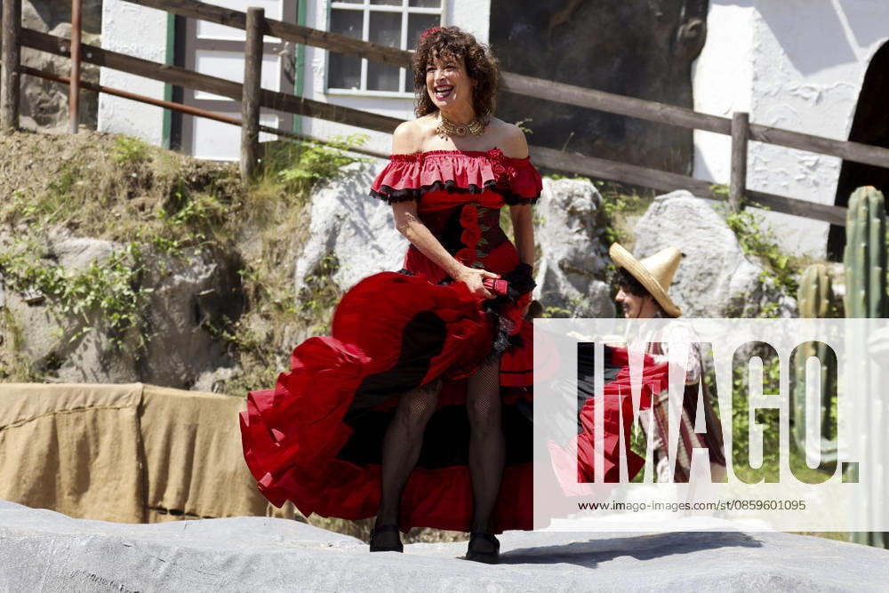 ABB KARLMAY- Isabel Varell in der Rolle der Senorita tanzen Schauspielerin in Maske und Kostuem am Freitag 19.06.2026 bei der Generalprobe zum Stueck Im Tal des Todes bei den Karl-May-Spielen 2026 im Indian Village am Kalkberg Die Premiere findet am 27. Juni in der Freilichtbuehne am Kalkberg in Bad Segeberg statt Schleswig-Holstein Deutschland