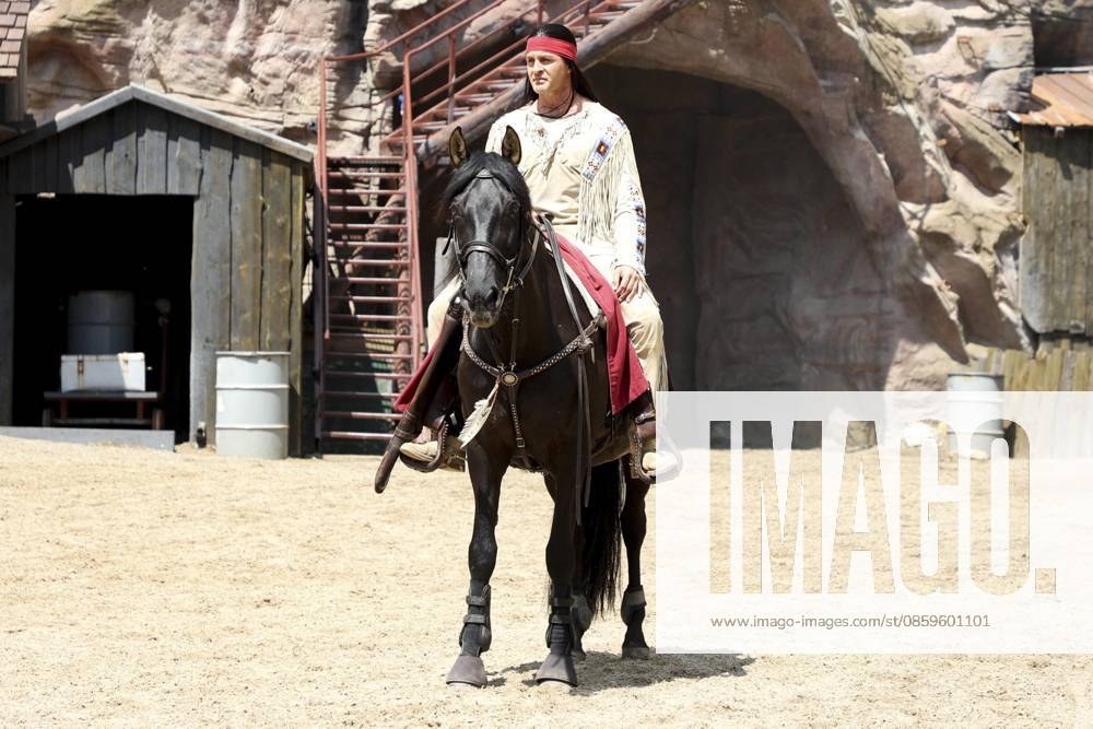 ABB KARLMAY- Alexander Klaws Winnetou Reiten Schauspieler in Maske und Kostuem am Freitag 19.06.2026 bei der Generalprobe zum Stueck Im Tal des Todes bei den Karl-May-Spielen 2026 im Indian Village am Kalkberg Die Premiere findet am 27. Juni in der Freilichtbuehne am Kalkberg in Bad Segeberg statt Schleswig-Holstein Deutschland