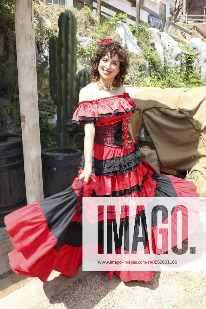 ABB KARLMAY- Isabel Varell in der Rolle der Senorita tanzen Schauspielerin in Maske und Kostuem am Freitag 19.06.2026 bei der Generalprobe zum Stueck Im Tal des Todes bei den Karl-May-Spielen 2026 im Indian Village am Kalkberg Die Premiere findet am 27. Juni in der Freilichtbuehne am Kalkberg in Bad Segeberg statt Schleswig-Holstein Deutschland