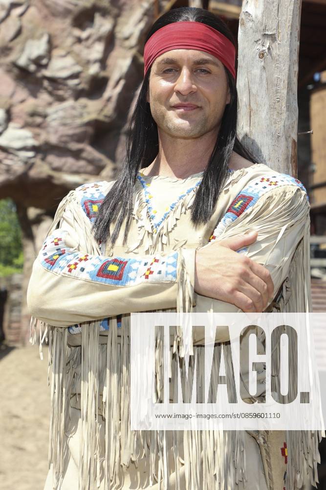 ABB KARLMAY- Alexander Klaws Winnetou Schauspieler in Maske und Kostuem am Freitag 19.06.2026 bei der Generalprobe zum Stueck Im Tal des Todes bei den Karl-May-Spielen 2026 im Indian Village am Kalkberg Die Premiere findet am 27. Juni in der Freilichtbuehne am Kalkberg in Bad Segeberg statt Schleswig-Holstein Deutschland