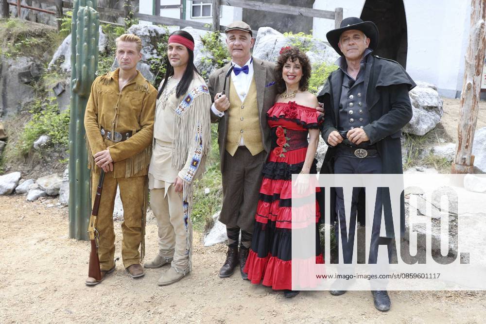 ABB KARLMAY- Bastian Semm Ols Hatterhand Alexander Klaws Winnetou Isabel Varell in der Rolle der Senorita Miranda Florian Fitz als Bergwerksbesitzer Roulin sowie sowie Heinrich Schafmeister als Sir John Raffley die Schauspieler in Maske und Kostuem am Freitag 19.06.2026 bei der Generalprobe zum Stueck Im Tal des Todes bei den Karl-May-Spielen 2026 im Indian Village am Kalkberg Die Premiere findet am 27. Juni in der Freilichtbuehne am Kalkberg in Bad Segeberg statt Schleswig-Holstein Deutschland
