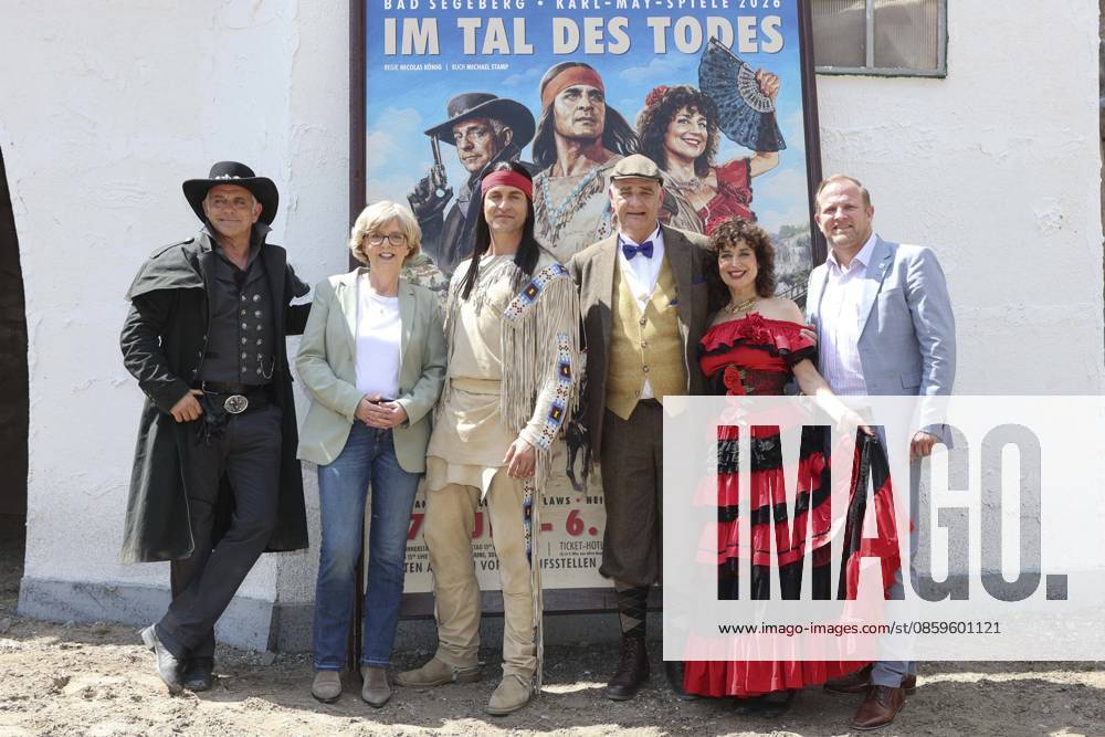 ABB KARLMAY- Bastian Semm, Ute Thienel, Alexander Klaws, Heinrich Schafmeister, Isabel Varell, Florian Fitz, Toni Koeppen, die Schauspieler in Maske und Kostuem am Freitag 19.06.2026 bei der Generalprobe zum Stueck Im Tal des Todes bei den Karl-May-Spielen 2026 im Indian Village am Kalkberg Die Premiere findet am 27. Juni in der Freilichtbuehne am Kalkberg in Bad Segeberg statt Schleswig-Holstein Deutschland