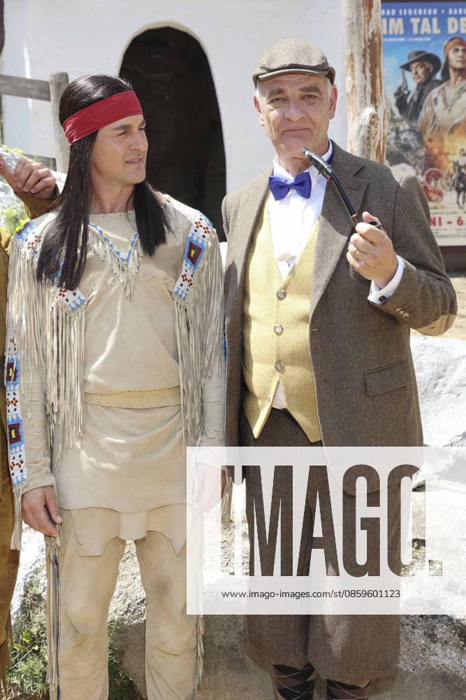 ABB KARLMAY- Alexander Klaws Winnetou Heinrich Schafmeister als Sir John Raffley die Schauspieler in Maske und Kostuem am Freitag 19.06.2026 bei der Generalprobe zum Stueck Im Tal des Todes bei den Karl-May-Spielen 2026 im Indian Village am Kalkberg Die Premiere findet am 27. Juni in der Freilichtbuehne am Kalkberg in Bad Segeberg statt Schleswig-Holstein Deutschland