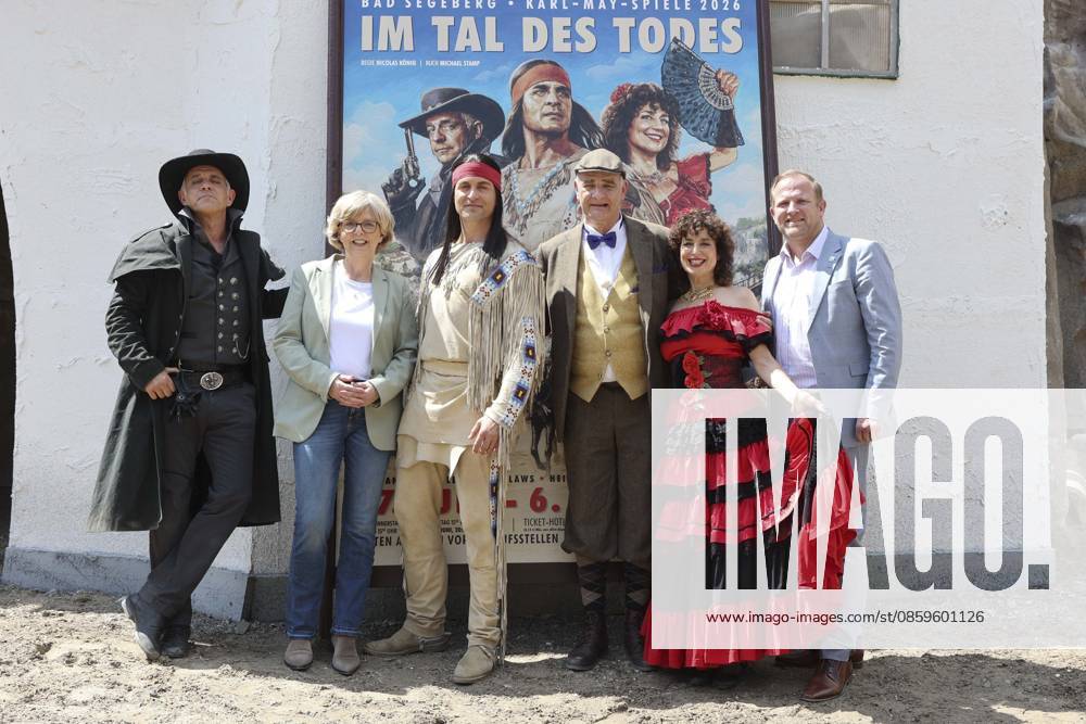 ABB KARLMAY- Bastian Semm, Ute Thienel, Alexander Klaws, Heinrich Schafmeister, Isabel Varell, Florian Fitz, Toni Koeppen, die Schauspieler in Maske und Kostuem am Freitag 19.06.2026 bei der Generalprobe zum Stueck Im Tal des Todes bei den Karl-May-Spielen 2026 im Indian Village am Kalkberg Die Premiere findet am 27. Juni in der Freilichtbuehne am Kalkberg in Bad Segeberg statt Schleswig-Holstein Deutschland