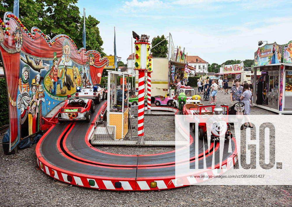 Entertainment, Oranienburger Stadtfest v.l. Zwischen Fahrgeschäften, Spielständen und Verkaufsbuden besuchen Familien und Gäste die Veranstaltung. Oranienburg