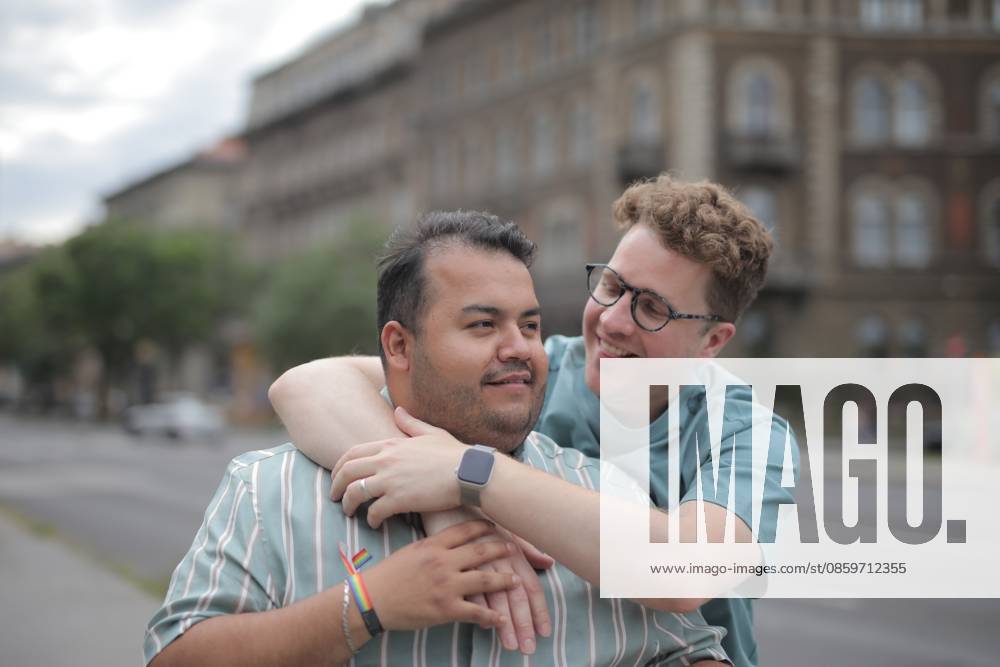 Affectionate male couple hugging outdoors in the city Budapest, Hungary CR_MIPI260619BB-2056903-01 ,model released, Symbolfoto