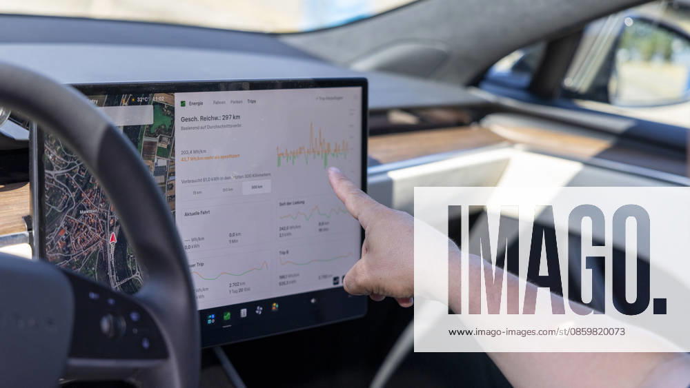 Der zentrale Touchscreen eines modernen E-Autos präsentiert eine vollständige Übersicht über Fahrdaten und Energiewirtschaft. Der Fahrer kann Verbrauchskurven analysieren, Reichweite planen und Fahteffizienz optimieren. Die Datenvisualisierung mit Farbcodierung (grün für gut, rot für weniger effizient) unterstützt bewusste Fahrweise. Dieses System symbolisiert die intelligente Integration von Fahrzeug und digitaler Technologie.