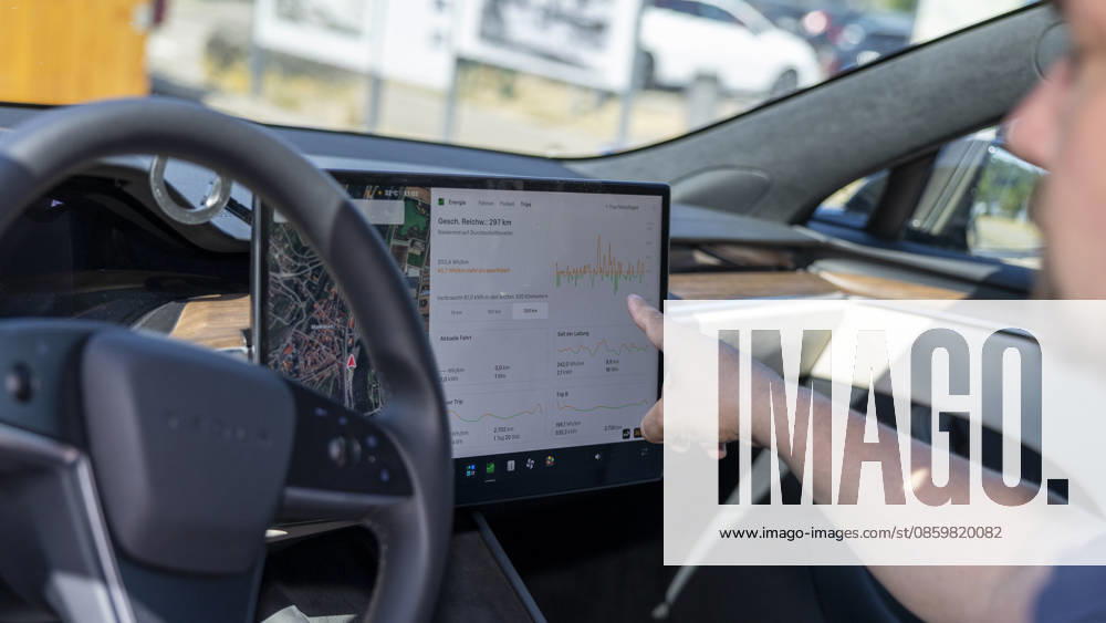 Der zentrale Touchscreen eines modernen E-Autos präsentiert eine vollständige Übersicht über Fahrdaten und Energiewirtschaft. Der Fahrer kann Verbrauchskurven analysieren, Reichweite planen und Fahteffizienz optimieren. Die Datenvisualisierung mit Farbcodierung (grün für gut, rot für weniger effizient) unterstützt bewusste Fahrweise. Dieses System symbolisiert die intelligente Integration von Fahrzeug und digitaler Technologie.