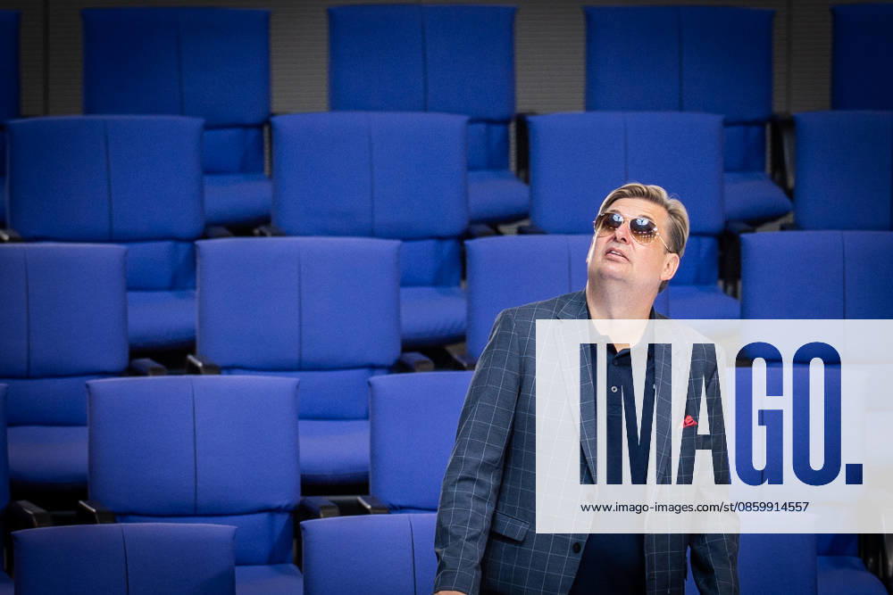 AfD-Abgeordeter Maximilian Krah mit Sonnenbrille im Deutschen Bundestag;85. Sitzung des Deutschen Bundestags - Befragung der Regierung (Bundeskanzler), Berlin Berlin Deutschland Deutscher Bundestag