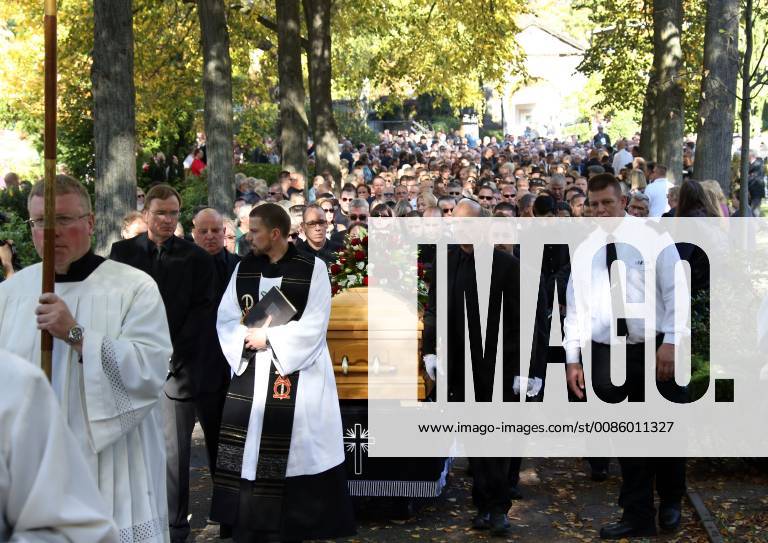 GER, Beerdigung von Graciano Rocchigiani auf dem Matthaeus-Kirchhof in Berlin Schoeneberg 13.10.2018, Schoeneberg, Berlin, GER, Beerdigung von Graciano Rocchigiani auf dem Matthaeus-Kirchhof in Berlin Schoeneberg, im Bild