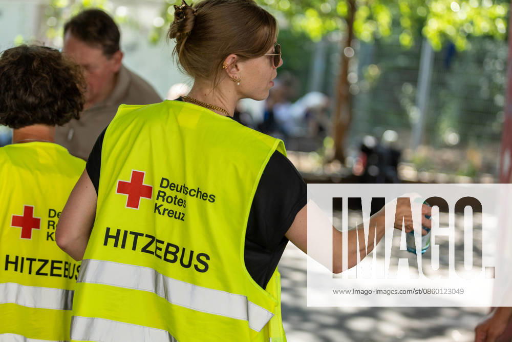 Hitze-Rekord in Stuttgart: DRK-Hitzebus im Dauereinsatz, Der Deutsche Wetterdienst (DWD) hat eine amtliche Hitzewarnung herausgegeben, während in Stuttgart die Thermometer auf Rekordwerte klettern. Um die Menschen auf den Straßen vor den extremen Temperaturen zu schützen, ist das DRK Stuttgart ab sofort mit dem Hitzebus im Dauereinsatz. Rund 58 ehrenamtliche Helferinnen und Helfer teilen sich die Schichten auf, um Betroffene unermüdlich mit kühlem Wasser, Sonnencreme und lebenswichtiger Hilfe zu versorgen. Stuttgart Baden Württemberg Deutschland