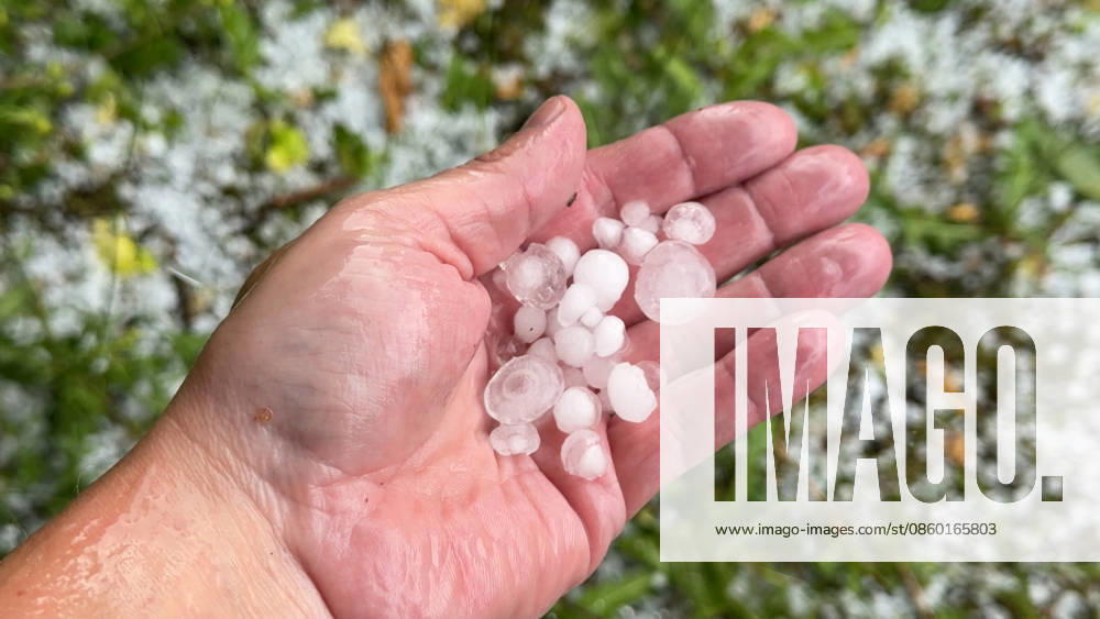 Neben der extremen Hitze rückt seit den Samstagmittagstunden die Unwettergefahr immer mehr in den Vordergrund. Gegen 13 Uhr entwickelten sich im Sauerland heftige Unwetter. Vor allem die Gegend um Mars war betroffen. Schwerer Sturm und Hagel, zusammen mit heftigen Starkregen gingen vor allem in Giershagen nieder. Der Hagel sammelte sich auf den Wiesen. Äste lagen auf den Straßen. Starkregen peitschte durch den Ort. Straßen in der Umgebung wurden überflutet. Es ist nur ein kleiner Vorgeschmack auf heftige Gewitter ab den Abendstunden in Westdeutschland. Die Temperatur stürzte in dieser Region von knapp 40 ¡C auf angenehme 17 ¡C. Giershagen Nordrhein-Westfalen Deutschland