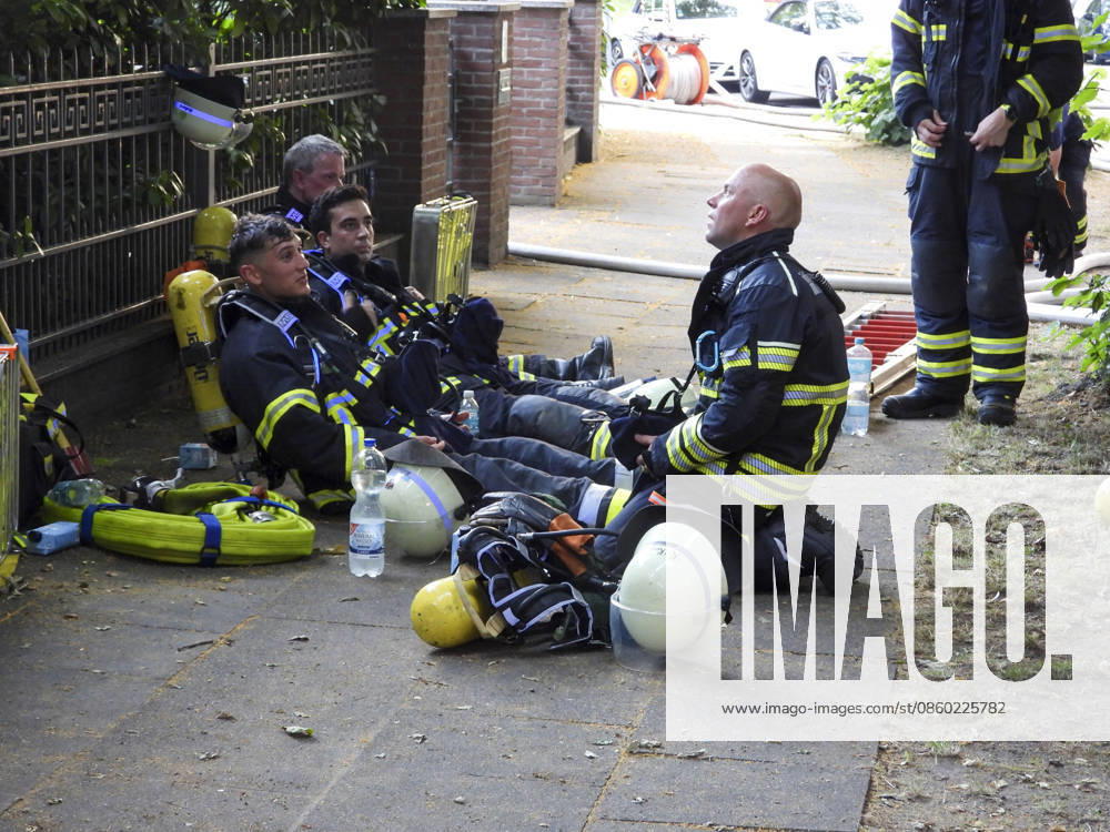 CNTV DACHBRAND _ Dachstuhlbrand an einer Villa. Die Feuerwehrleute kommen aufgrund der Hitze an ihre koerperlichen Belastungsgrenzen und wurden mehrfach ausgetauscht 27.06.2026 Hamburg Wandsbek-Marienthal Hamburg Deutschland