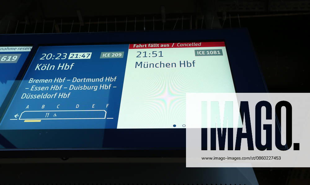 Auf einem Zugzielanzeiger im Hauptbahnhof Hamburg werden Bahnreisende über den Ausfall von einem ICE nach München Hauptbahnhof informiert. Wegen des Extrem-Wetters fielen am Wochenende diverse Züge aus und fuhren nur verspätet ab. St. Georg Hamburg