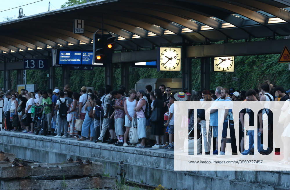 Bahnreisende warten am Samstagabend auf dem Bahnsteig an Gleis 13 vom Hauptbahnhof Hamburg auf ihren Zug. Wegen des Extrem-Wetters fielen am Wochenende diverse Züge aus und fuhren nur verspätet ab. St. Georg Hamburg