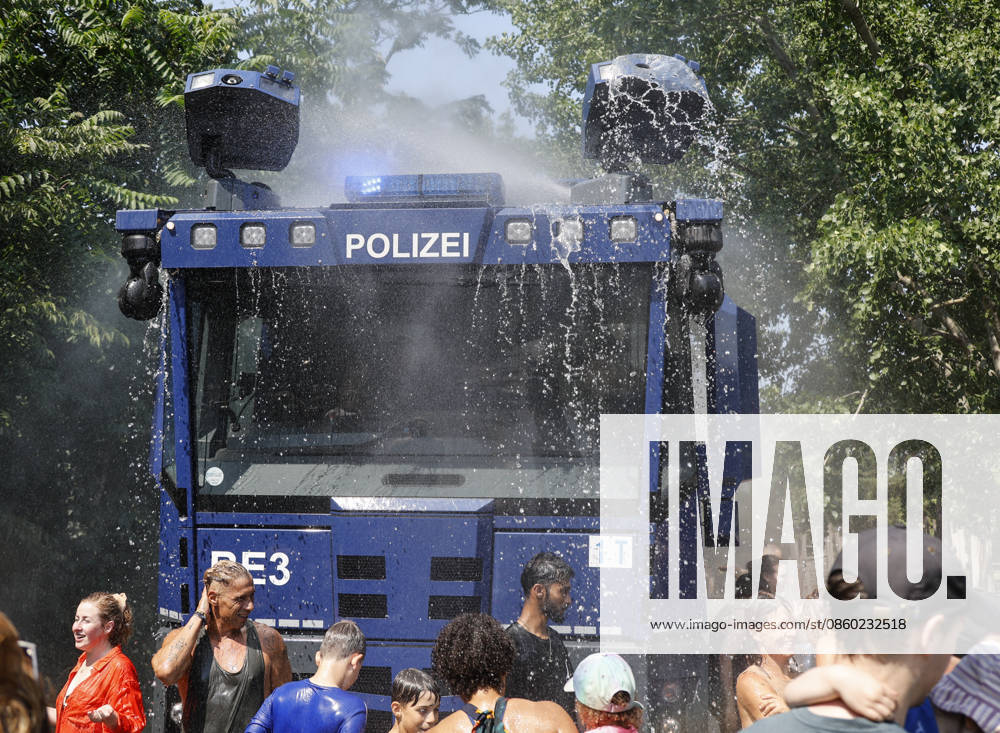 Wasser Marsch Berlin leidet unter der Hitze. Um den Menschen eine kleine Abkühlung zu verschaffen, rückt die Berliner Polizei mit Wasserwerfern an. Im Park am Gleisdreieck genießen Parkbesucher den feinen Sprühnebel, eine kurze Abkühlung bei der Hitzewelle, Berlin, 28.06.2026 Berlin Berlin Deutschland