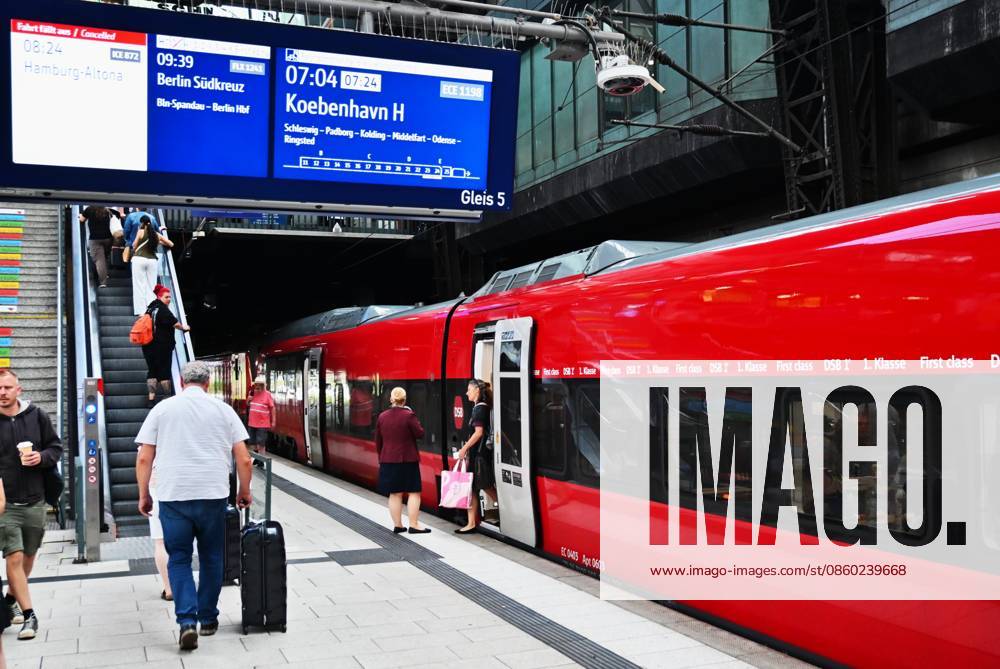 Hamburg Hbf, DB Deutsche Bahn Hauptbahnhof. DSB Eurocity Train, 1.Klasse nach Kopenhagen, Dänemark. Die DSB - Danske Statsbaner, ist die Dänische Staatsbahn und das grösste Eisenbahnunternehmen für Personenverkehr in Dänemark. Sie betreibt sowohl den nationalen Fern- und Regionalverkehr als auch wichtige internationale Verbindungen nach Deutschland und Schweden.