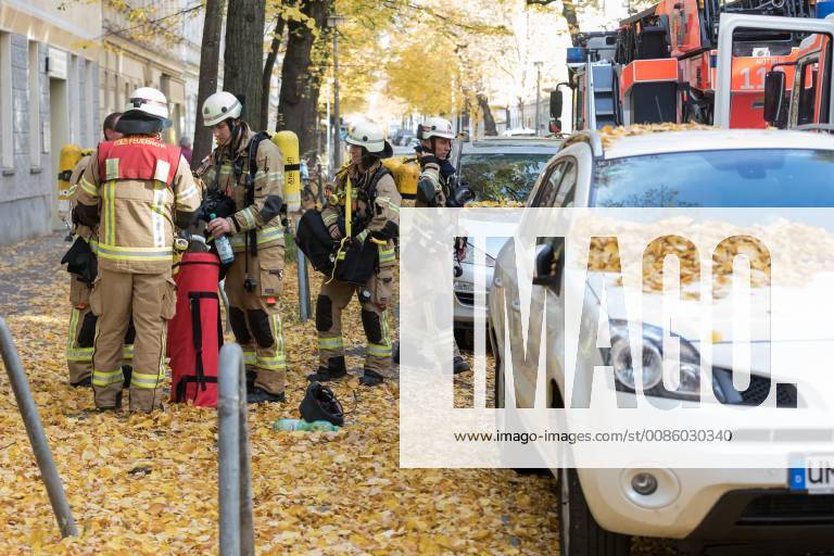 Berlin, Deutschland, GER - Einsatz der Berliner Feuerwehr bei einem Brand in der Streustraße in Berlin-Weißensee. Im Bild Einsatzkräfte die sich vorbereiten.