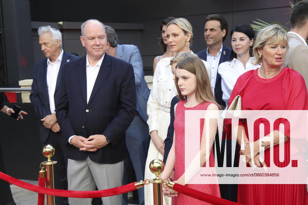 Jürgen Mack, Albert II. Fürst von Monaco, Charlene Fürstin von Monaco, Erbprinz Jacques von Monaco, Prinzessin Gabriella von Monaco und Mauritia Mack bei der Einweihung des Themenbereichs Monaco im Europa-Park. Rust