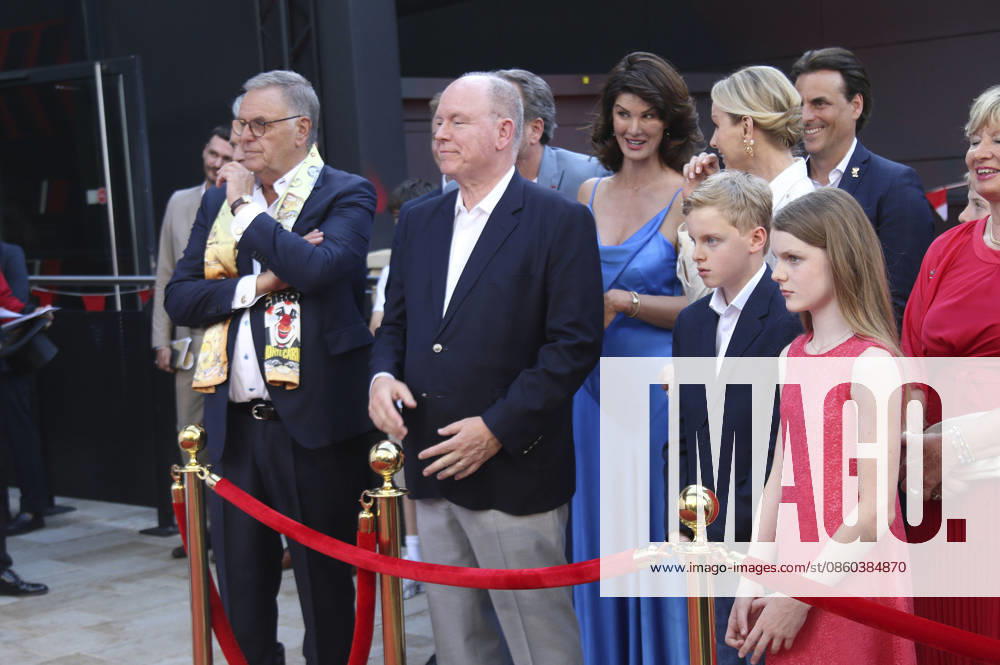 Roland Mack, Albert II. Fürst von Monaco, Charlene Fürstin von Monaco, Erbprinz Jacques von Monaco, Prinzessin Gabriella von Monaco und Mauritia Mack bei der Einweihung des Themenbereichs Monaco im Europa-Park. Rust