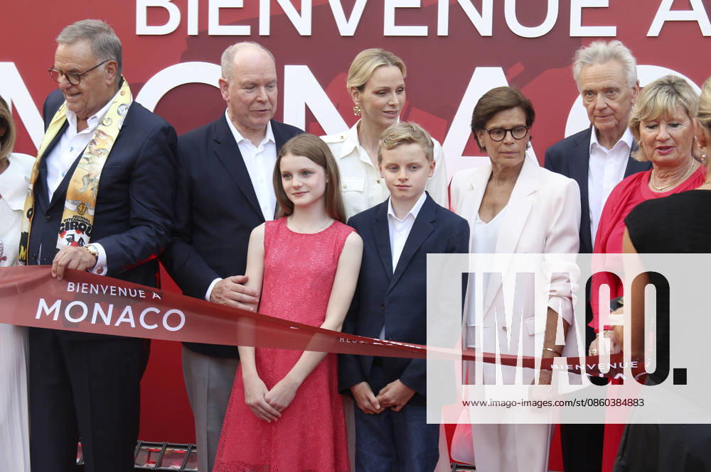 Roland Mack, Albert II. Fürst von Monaco, Prinzessin Gabriella von Monaco, Charlene Fürstin von Monaco, Erbprinz Jacques von Monaco, Stephanie von Monaco, Jürgen Mack und Mauritia Mack bei der Einweihung des Themenbereichs Monaco im Europa-Park. Rust