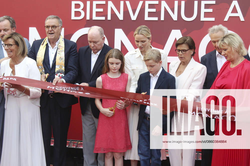 Marianne Mack, Roland Mack, Albert II. Fürst von Monaco, Prinzessin Gabriella von Monaco, Charlene Fürstin von Monaco, Erbprinz Jacques von Monaco, Stephanie von Monaco, Jürgen Mack und Mauritia Mack bei der Einweihung des Themenbereichs Monaco im Europa-Park. Rust
