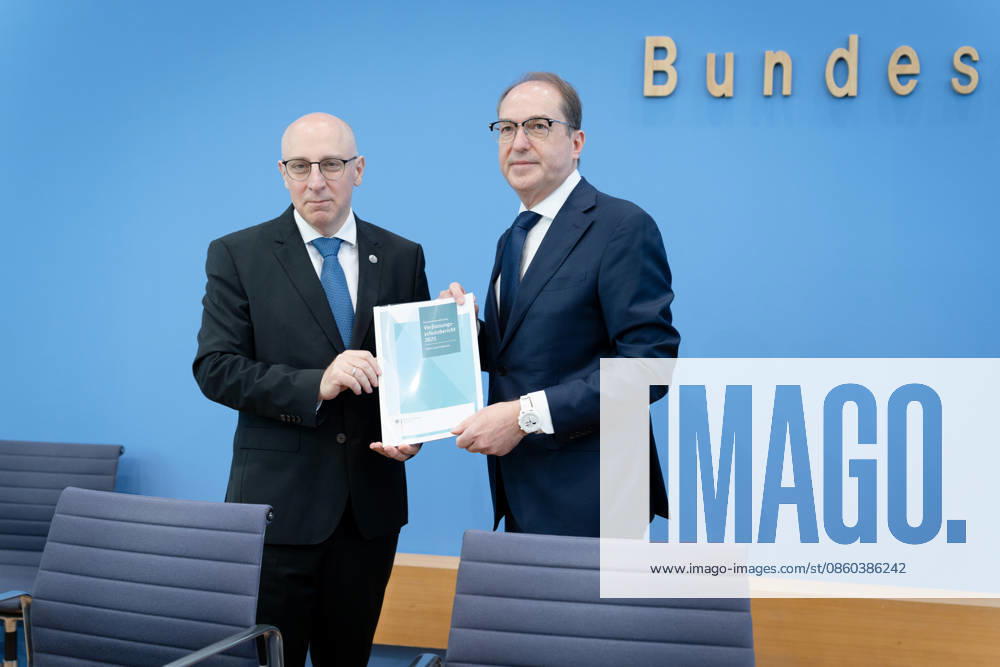 BPK, Vorstellung Verfassungsschutzbericht 2025 Berlin, BPK, Vorstellung Verfassungsschutzbericht 2025, Alexander Dobrindt, Bundesinnenminister, Bundespressekonferenz, Sinan Selen, Präsident des Bundesamtes für Verfassungsschutz Berlin Berlin GER