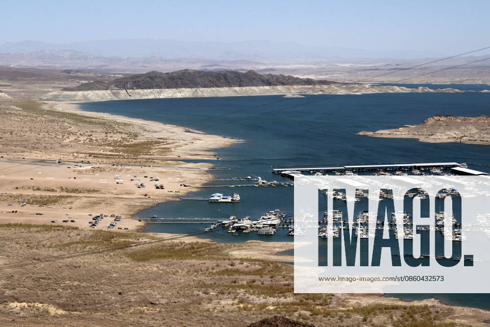 Boulder City, Nevada, U.S. - The bath tub ring is seen along the shores of Lake Mead on June 30, 2026 near Boulder City, Nevada. A federal study released on June 15 is projecting an almost 30-foot drop in Lake Mead water levels over the next two years. Boulder City USA - ZUMAbk3_ 20260630_zaf_bk3_021