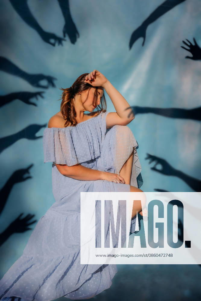 Distressed young woman surrounded by shadow hands Tulsa, Oklahoma, United States CR_KRRY260624-2064833-01 ,model released, Symbolfoto